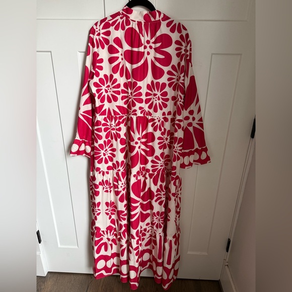 NWOT Stylish Red and White Long Sleeved Patterned Dress, size M fits oversized. - Picture 3 of 4